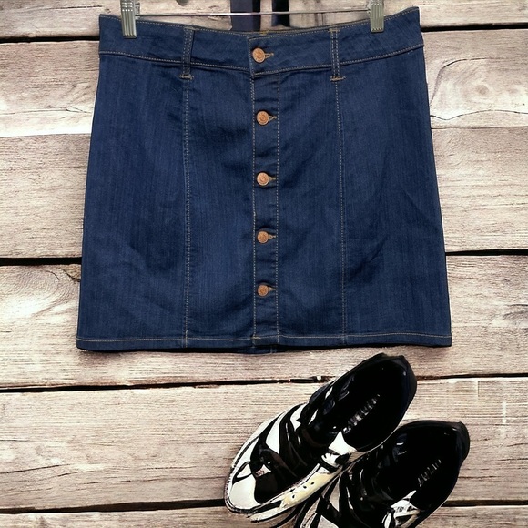 CELEBRITY PINK Denim
Button Front Mini Skirt - Size
Junior 13/31 - Picture 1 of 9